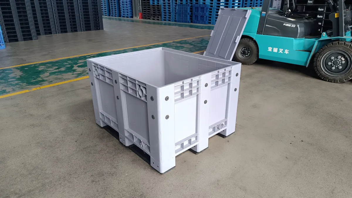 600L solid plastic pallet box ANB-PB-600 with its lid open